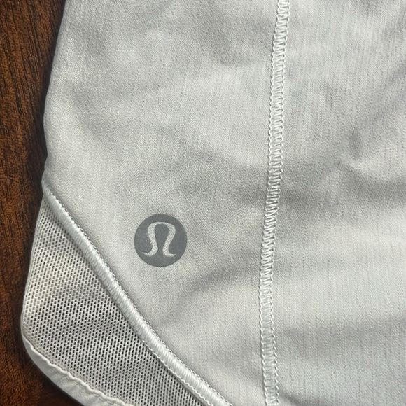 Lululemon hotty hot low rise short - Picture 3 of 6